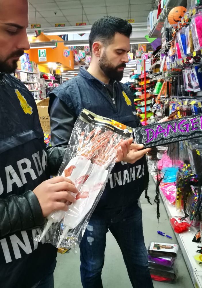 Giocattoli pericolosi ad Halloween: sanzioni per oltre 50 mila euro in due negozi cinesi