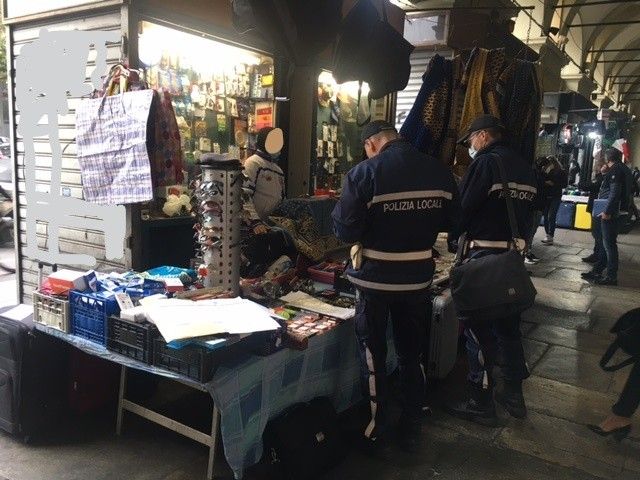 Chiusi quattro chioschi interpilastro sotto i portici di via Nizza, oltre 22 mila euro di sanzioni
