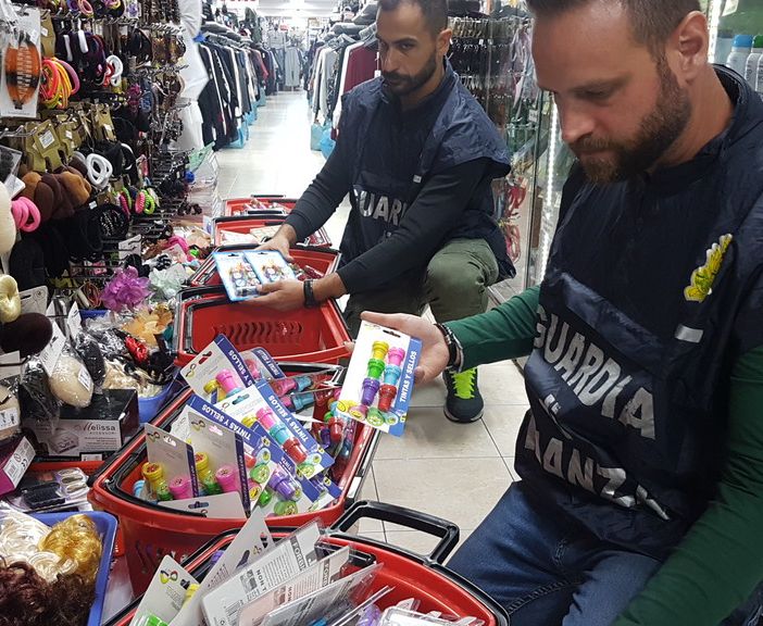 A Bussoleno oltre 4 mila prodotti non a norma sequestrati in un emporio