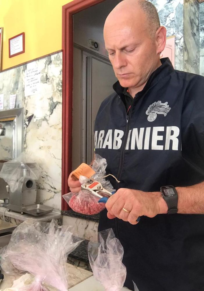 Bisolfito di sodio per mantenere le carni con un aspetto fresco e attraente per i clienti, blitz dei carabinieri [FOTO e VIDEO]