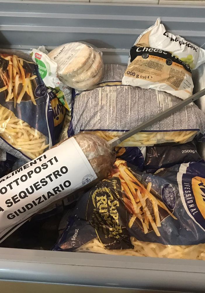 La municipale sequestra alimenti scaduti e chiude un kebabbaro in corso Vittorio