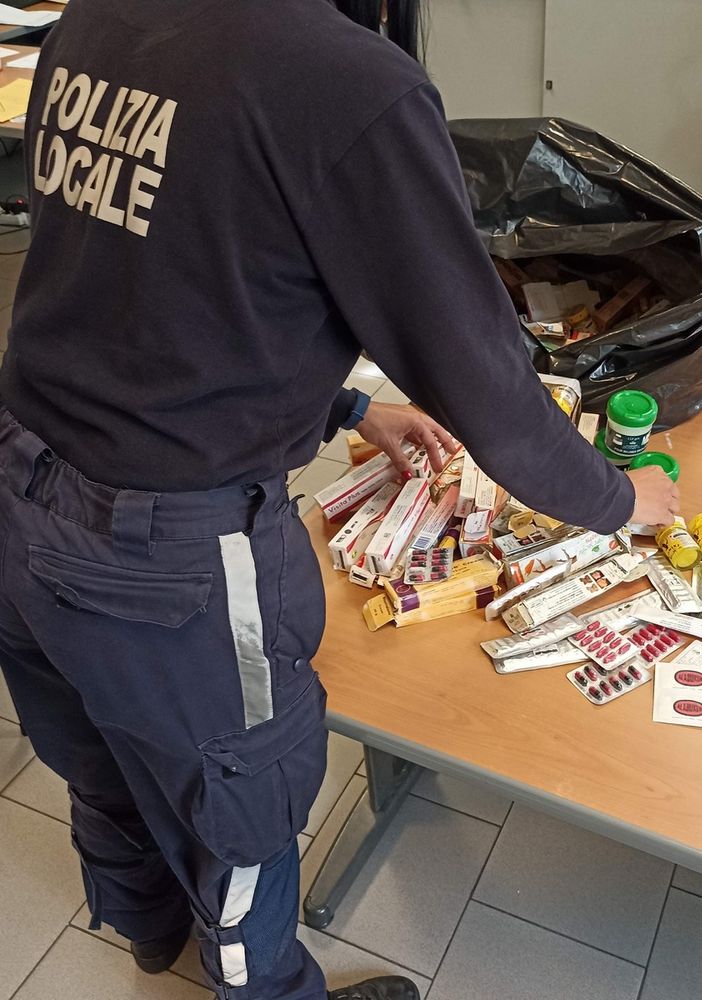 Porta Palazzo, i vigili sanzionano e denunciano una donna per commercio abusivo di farmaci
