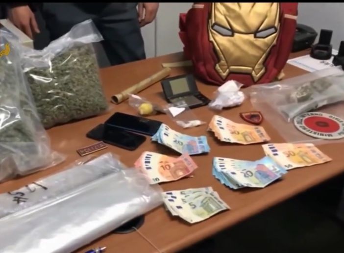 Pusher arrestato a Torino: la polizia trova il domicilio e la droga grazie a un'App del telefonino