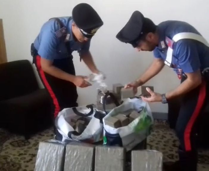 In auto a Torino con 160 chili di hashish: un arresto