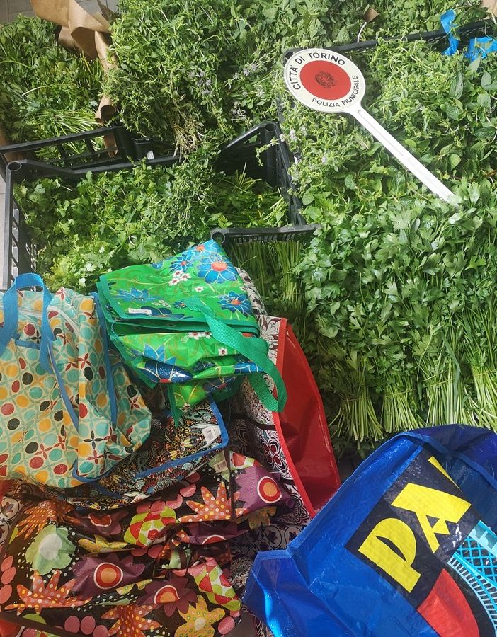 Porta Palazzo, blitz della municipale: trovati problemi di igiene, violazioni e merci deperite