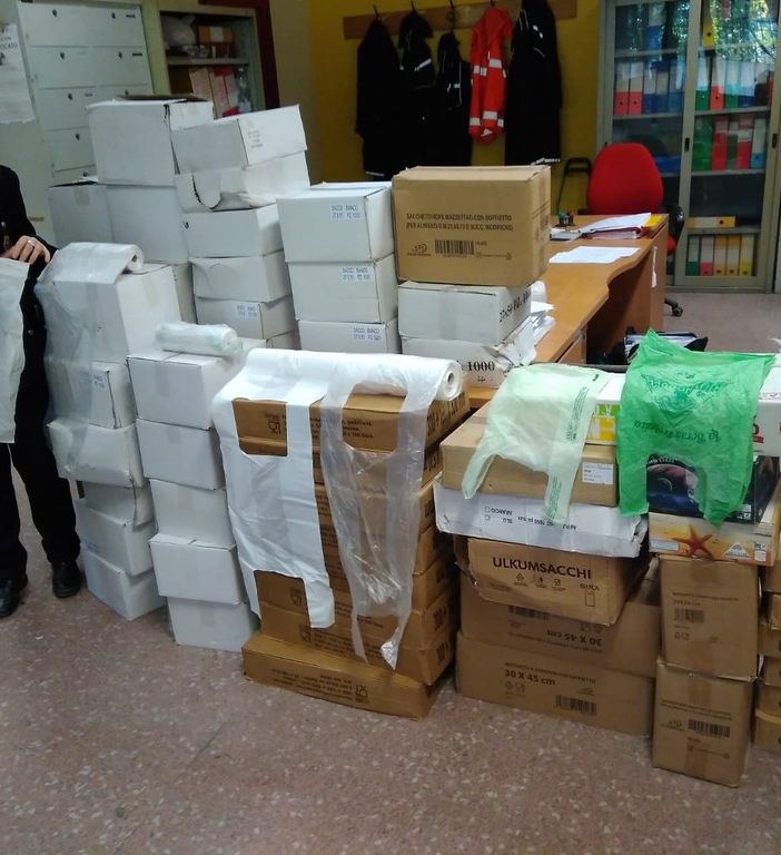 Sessantamila borse contraffatte sequestrate al mercato di piazza della Vittoria: marocchino multato per 10mila euro
