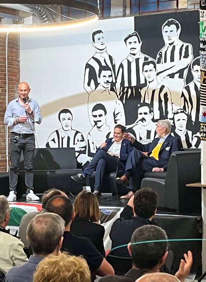 serata in pubblico con relatori