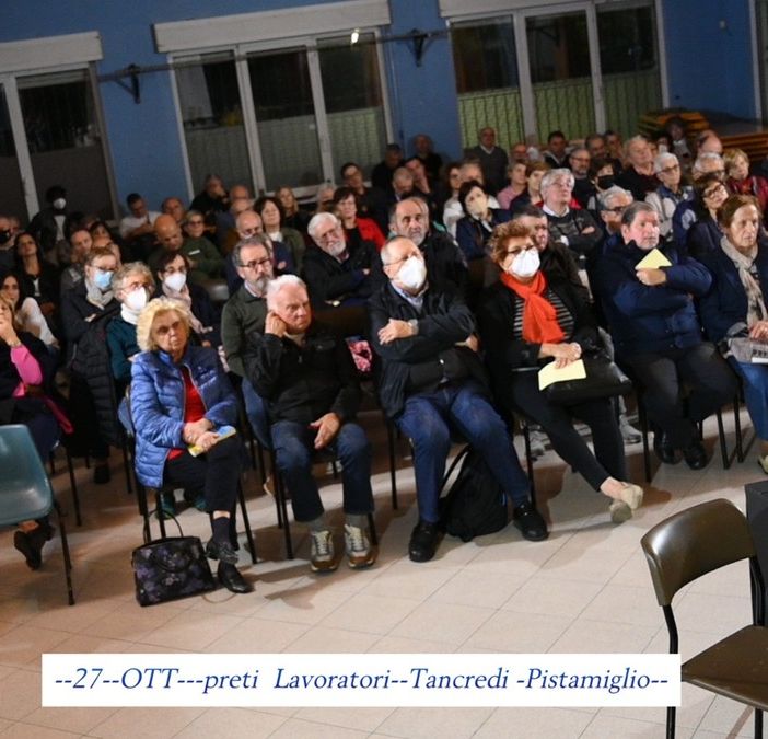 persone su un palco per un evento