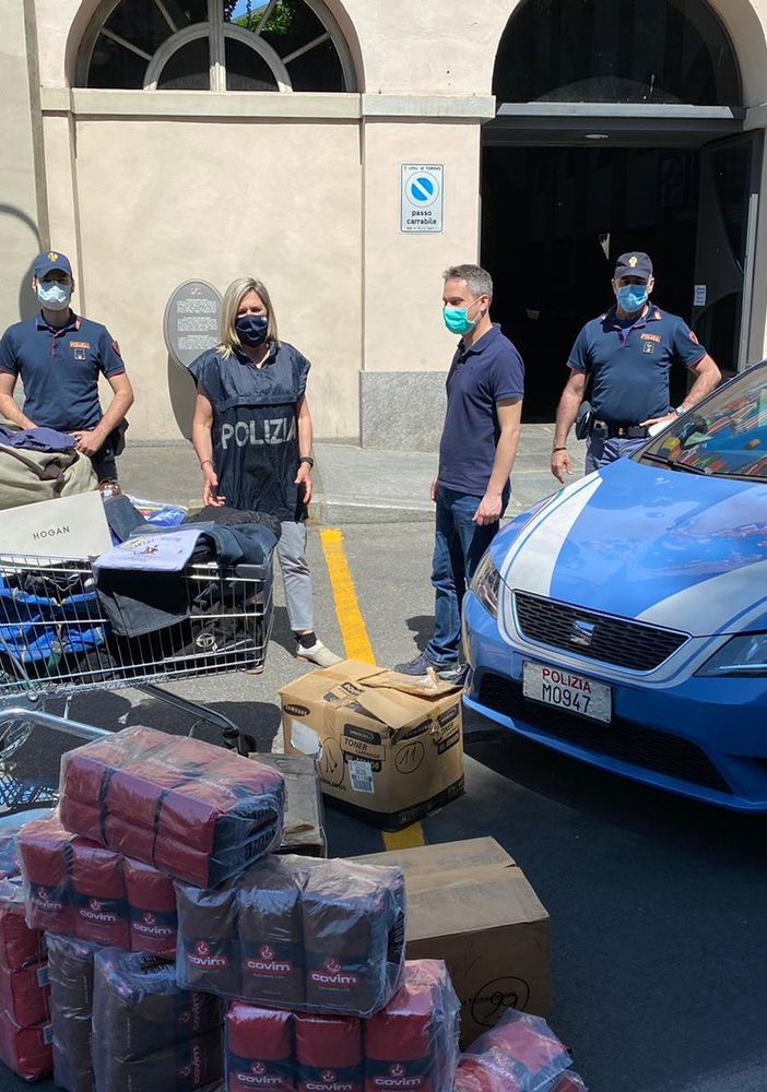 Consegnati al Sermig caffè e abbigliamento sequestrati: il gesto di solidarietà del Commissariato Dora Vanchiglia
