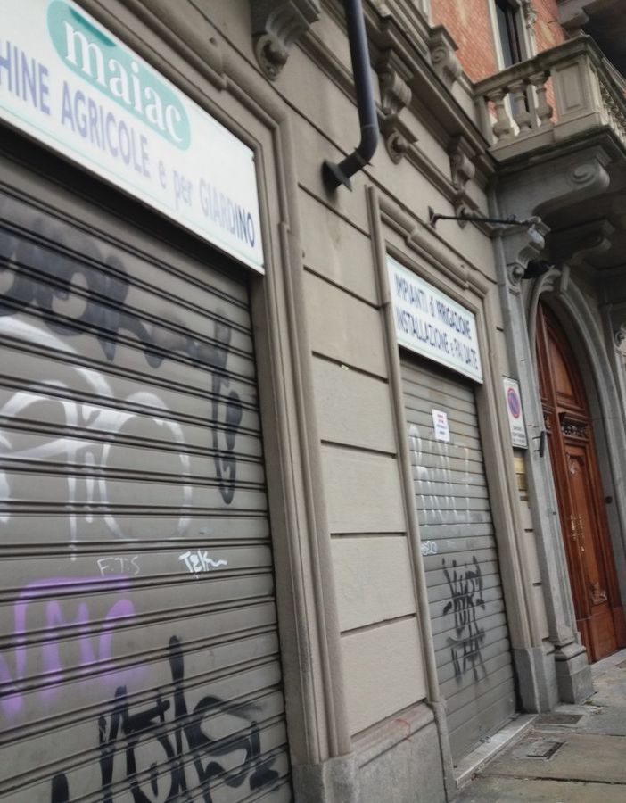 A San Salvario solo i minimarket resistono alla grande chiusura di Ferragosto [FOTO]