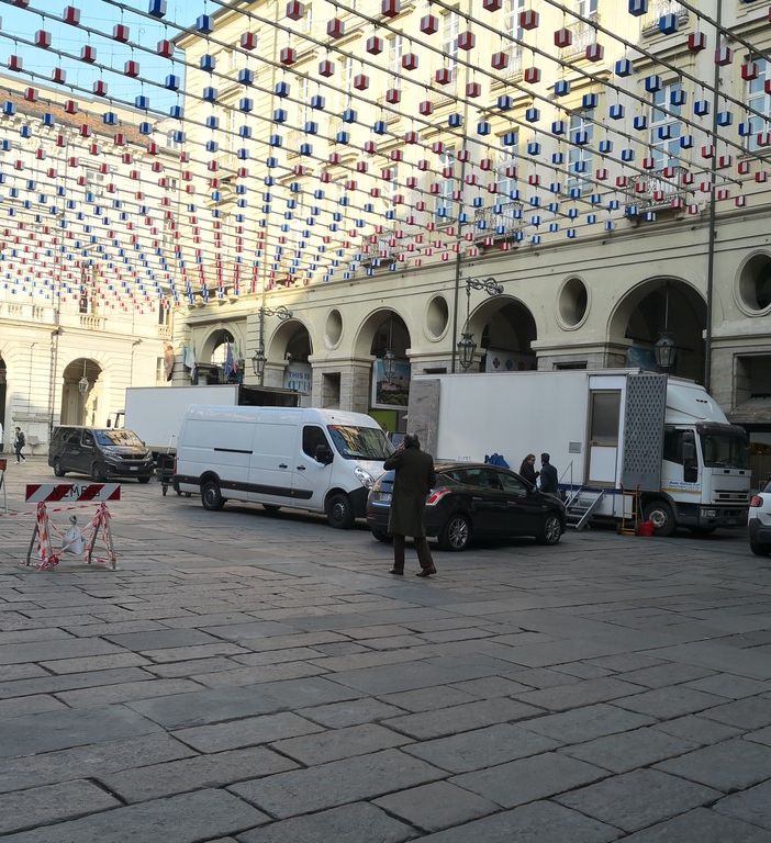 La piazza del Comune di Torino set a cielo aperto per &quot;Gli uomini d'oro&quot;