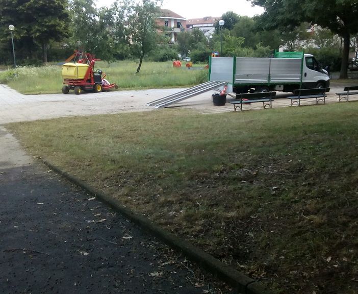 Ai giardini di via Plava a Torino finalmente è l'ora dello sfalcio dell'erba (VIDEO)