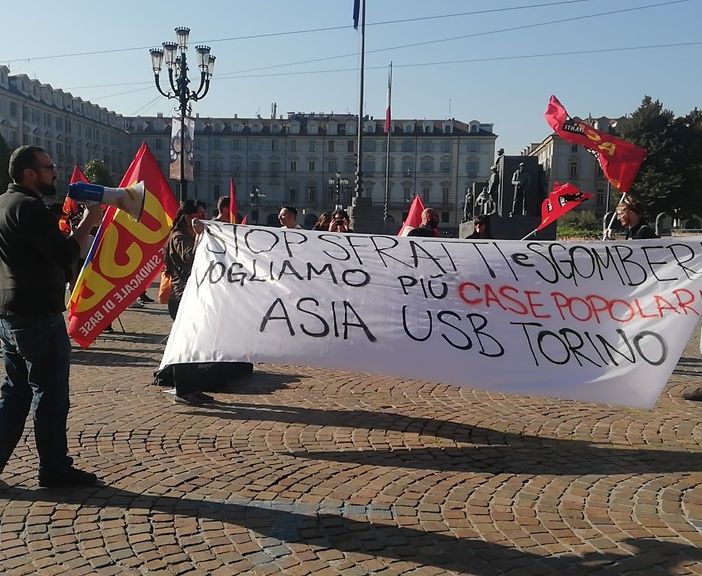 Stop agli sfratti, manifestazione davanti alla Prefettura: a Torino nel 2017 più di 2.700 sgomberi (VIDEO)