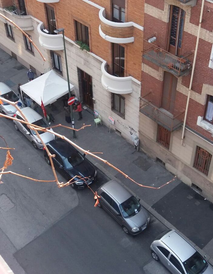 Presidio anti-sfratto con gazebo in via Valdieri