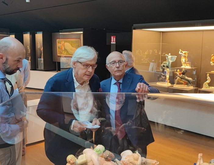 Sgarbi ai Musei Reali per la nuova collezione permanente: &quot;Tutti sono a Roma per i bronzi di San Casciano ma preferisco le ceramiche Lenci&quot;