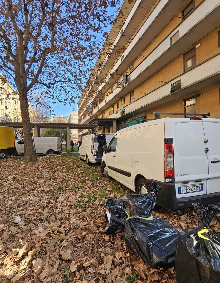 Dopo il rogo, sgomberati 12 alloggi in via Aosta