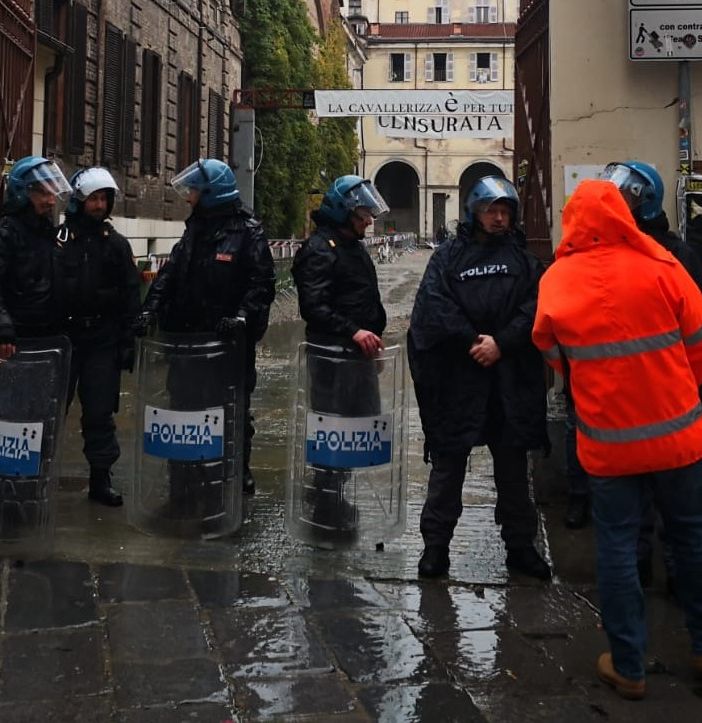 Sgombero &quot;dolce&quot; alla Cavallerizza Reale: presidio dei riders [VIDEO]