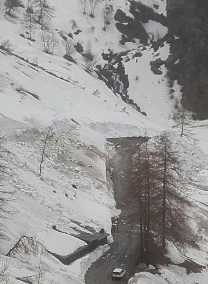 Al Colle delle Finestre dieci slavine rallentano i lavori per la riapertura della strada provinciale 172 in vista del Giro d’Italia