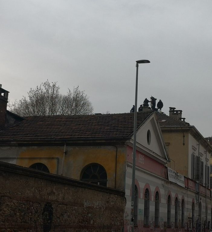 Sgombero dell'Asilo Occupato di via Alessandria: una decina di persone sul tetto e proteste nelle strade (FOTO e VIDEO)