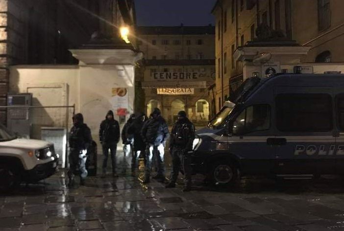 Cavallerizza, è in corso lo sgombero degli ultimi occupanti. Ma i militanti di Casa RiderZ fanno resistenza