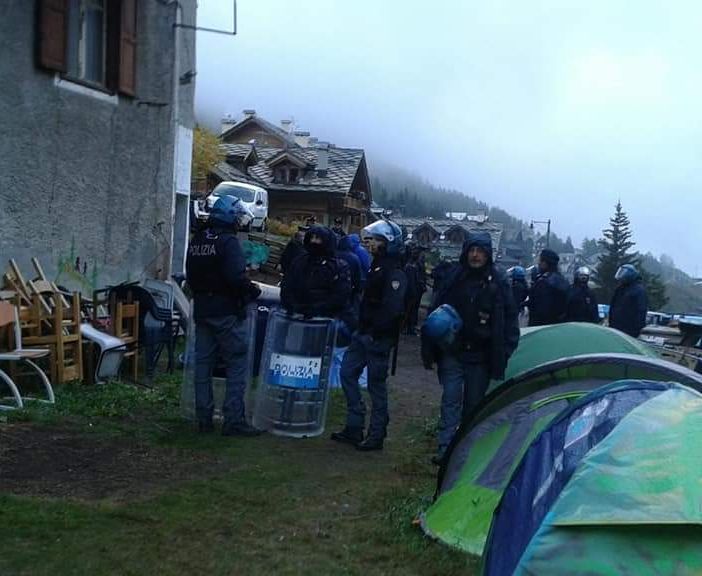 L'operazione per liberare &quot;Chez Jesoulx&quot; ha preso il via stamattina all'alba