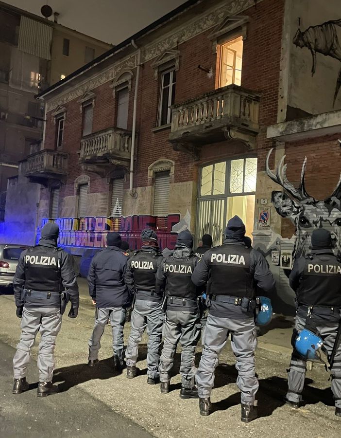 Sgombero del centro sociale - foto di Radio BlackOut, Facebook