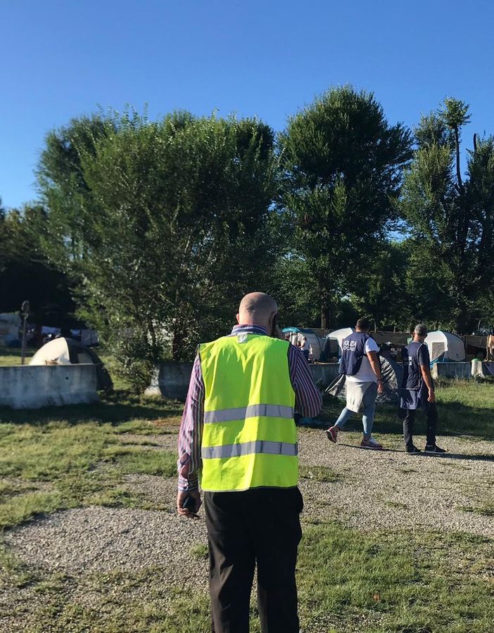 Piazza d’Armi, blitz della municipale: in corso lo sgombero delle tende dei nomadi [VIDEO e FOTO]