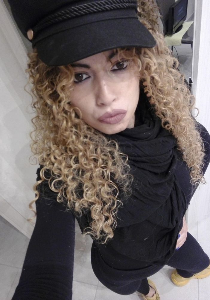 A Pinerolo si è spenta la stella di Shakira, la bella barista del Caffè Centrale