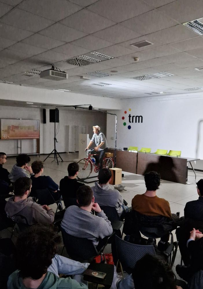 TRM ospita lo spettacolo teatrale “Mi abbatto e sono felice” per una giornata dedicata alle scuole