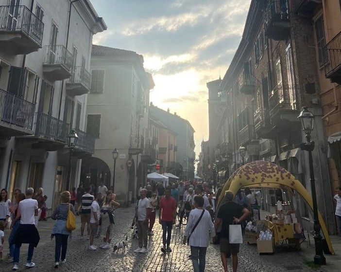 Con la primavera a Chivasso torna “Shopping ed aperitivo in musica”,