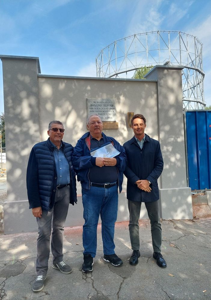 Lavori di manutenzione alla lapide in memoria del maresciallo Berardi: la targa resta al suo posto