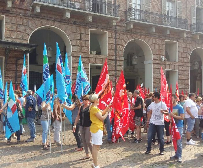 Torino, manifestazione davanti alla Prefettura: &quot;Contratti scaduti dal 2013&quot;