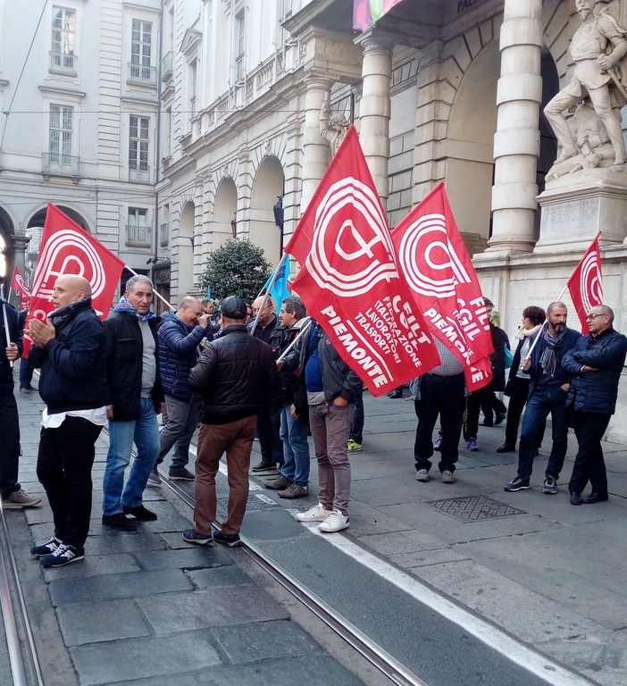 &quot;Vergogna, vergogna&quot;: una sessantina di dipendenti Gtt manifestano sotto il comune di Torino