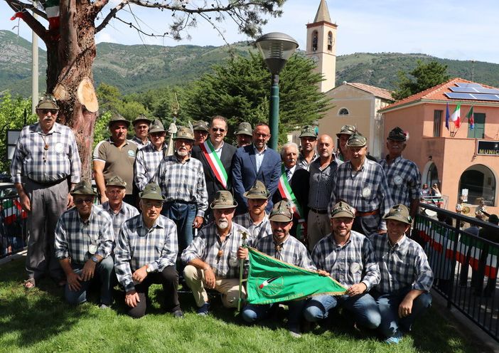 Nella foto Demichelis e Ghione sono assieme al sindaco di Vendone Pietro Revetria e con il Gruppo Alpini della cittadina (fFoto Silvio Fasano)