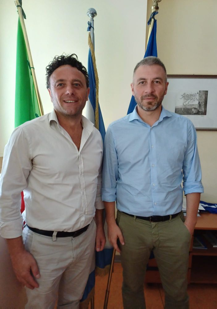 due persone in piedi insieme