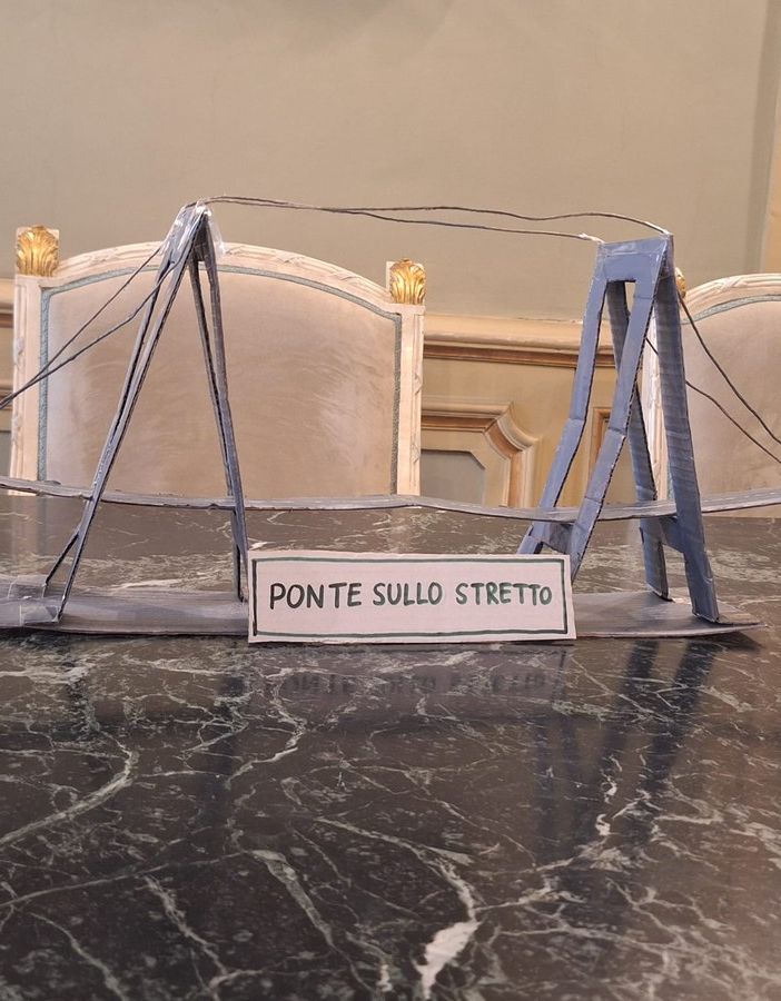 Un modellino del Ponte sullo Stretto: la provocazione di SE sulla metro di Torino