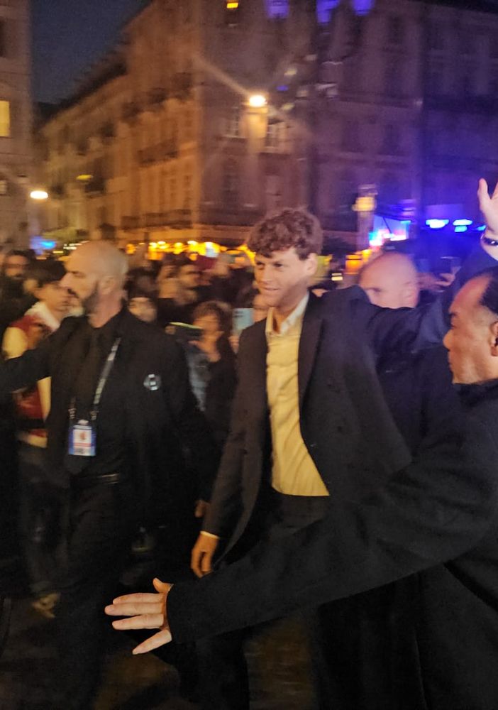 Bagno di folla in piazza Carlo Alberto per il blue carpet dei tennisti: Sinner il più acclamato [FOTO E VIDEO]