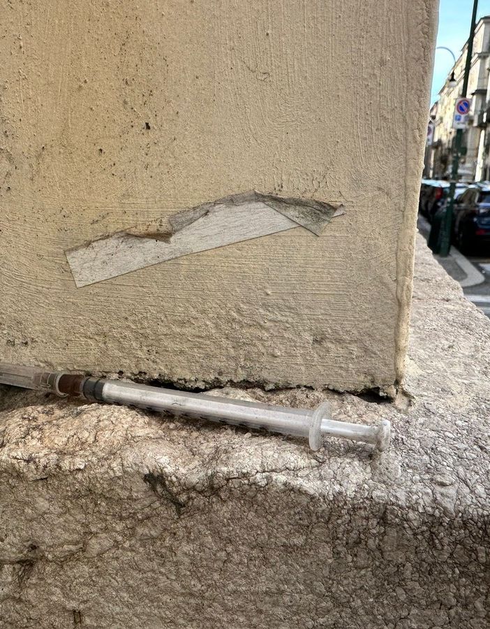 Siringhe appoggiate su un muro