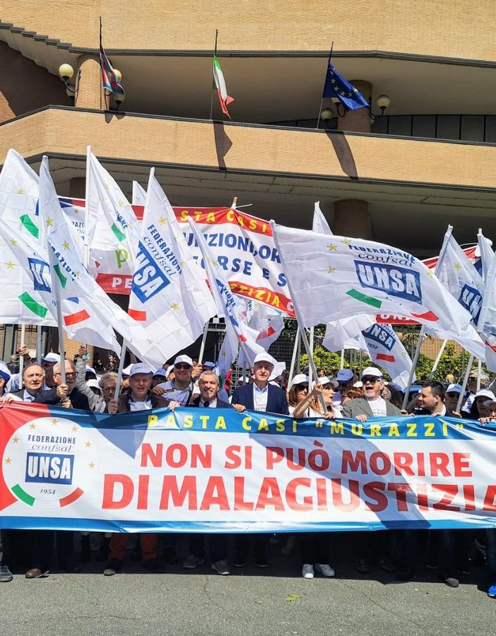 Presidio dei cancellieri davanti al Tribunale: &quot;Non si può morire di malagiustizia&quot;