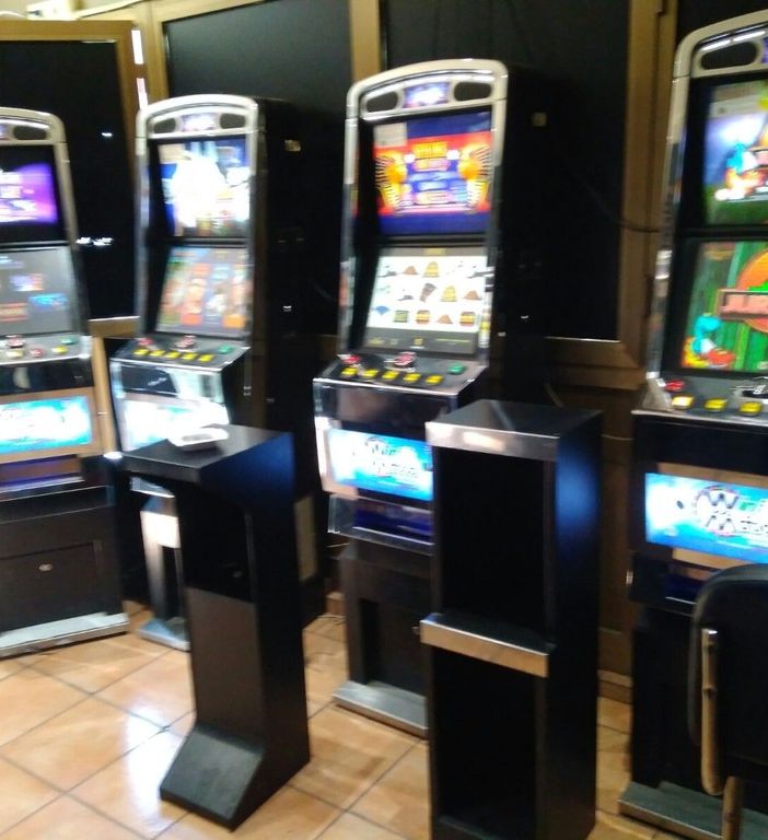 16 mila euro di multa al gestore di un bar di via Sansovino, che aveva 8 slot a meno di 500 metri da una scuola