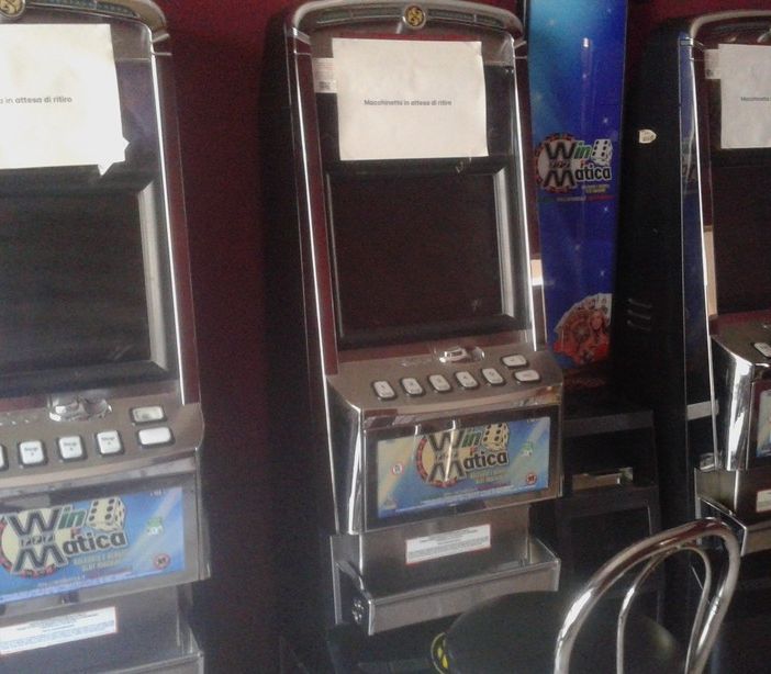 La Polizia Municipale sequestra slot e bigiotteria