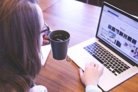Persona davanti al pc
