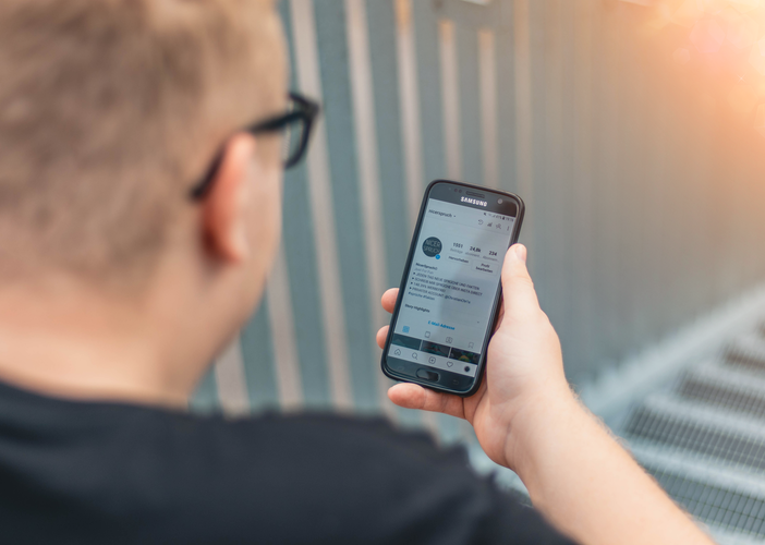 uomo che guarda uno smartphone
