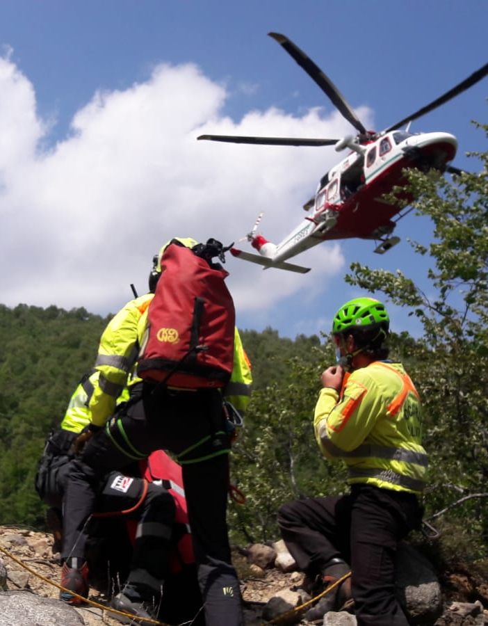 Alpette, il Soccorso Alpino recupera la salma di un uomo vicino ad un salto di alcuni metri