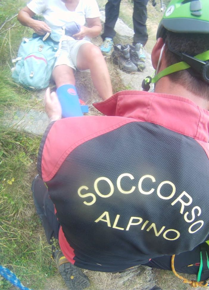 Si rompe una caviglia durante un’escursione: donna recuperata a Valprato Soana dal Soccorso Alpino