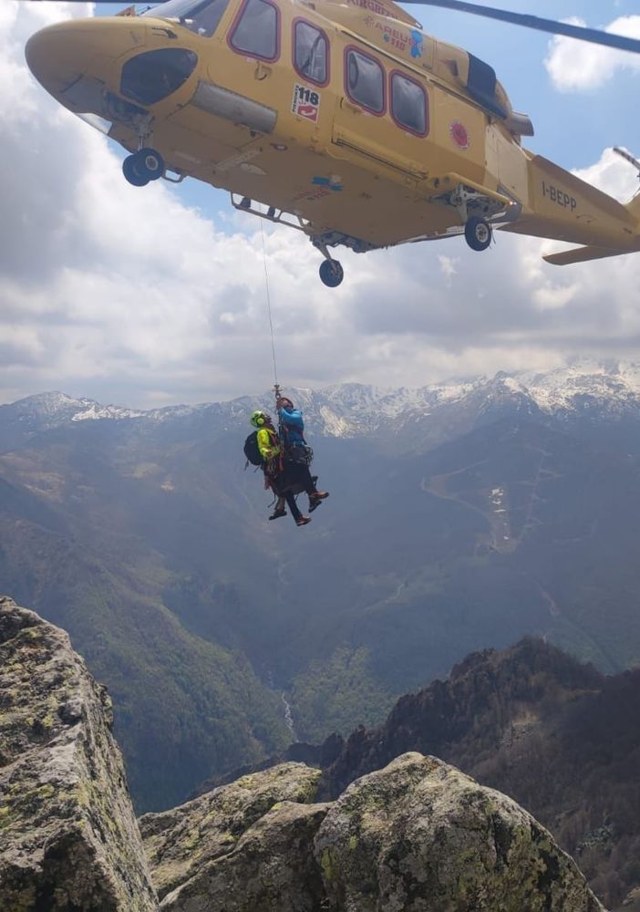 Scalatore precipita durante la salita: soccorso con l'elicottero