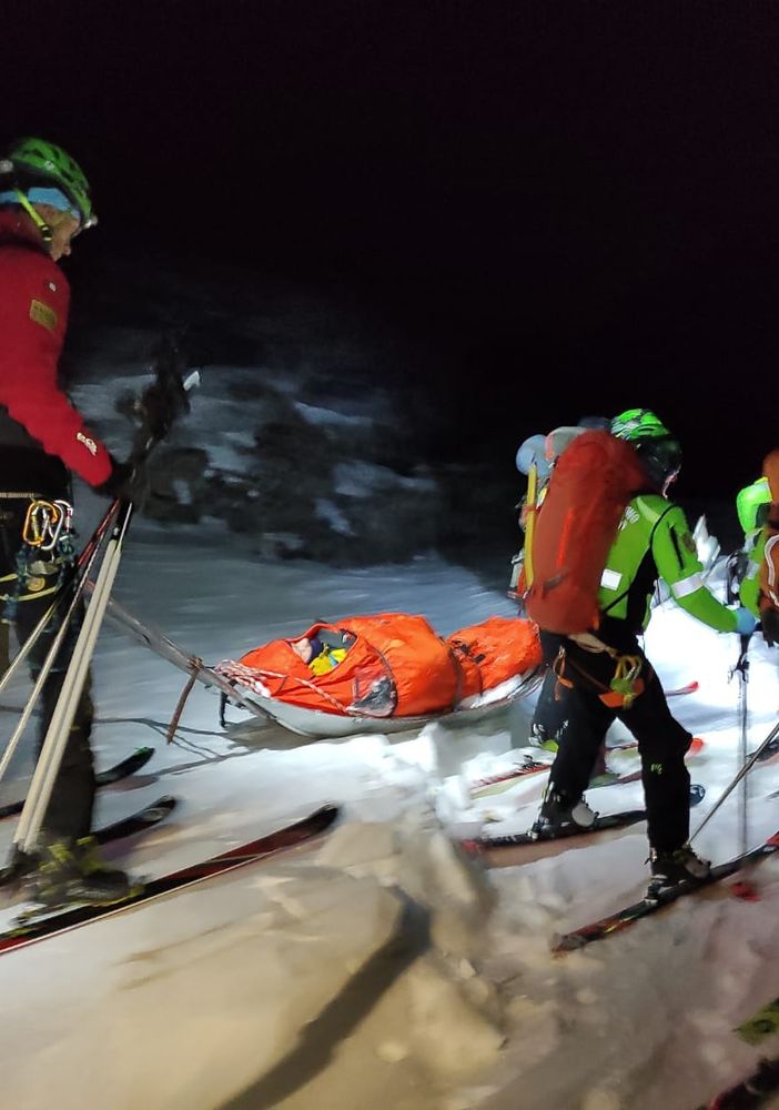 soccorritori in montagna in mezzo alla neve
