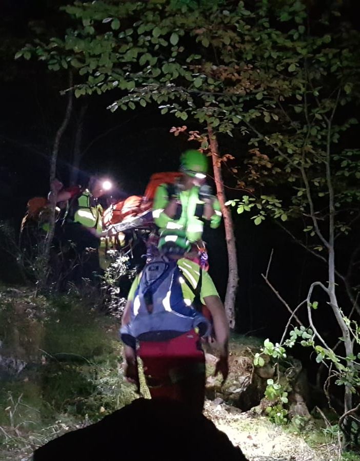 Cercatore di funghi scivolato lungo un pendio ripido portato in salvo dal Soccorso Alpino