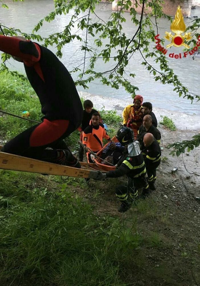 Torino, straniero nella Dora: salvato dal fiume da altri extracomunitari (FOTO)