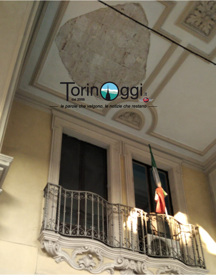 Attimi di paura in via Sacchi: crolla un pezzo di intonaco sotto i portici [FOTO]